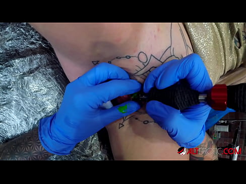 ❤️ Extremt tatuerade snyggingen Sully Savage fick en tatuering på sin klitoris Sex at sv.sexarxiv.ru ❌